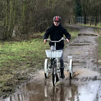 Fahrradfahren durch die Pfützen.